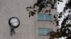 Специально для Виеннале на стене отеля Intercontinental в Вене, где располагается штаб-квартира фестиваля, художники Кристоф Штайнбренер и Райнер Демпф воспроизвели знаменитую сцену из фильма "Безопасность прениже всего!" (1923): Гарольд Ллойд висит на часах