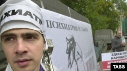 Türkmen Helsinki fondy: “Problemalardan ýene birem ruhy hassahanalaryň raýatlaryň syýasy taýdan yzarlanmagy üçin gural hökmünde ulanylmagy”.