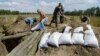 Жителі Маріуполя допомагають українським війсьвослужбовцям рити окопи і робити укріплення мішками з піском, 29 серпня 2014 року