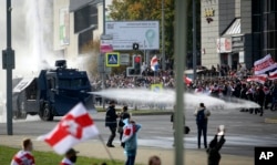 Policija koristi vodeni top protiv antivladinih demonstranata tokom protesta u Minsku u oktobru 2020. godine.