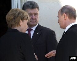Канцлер Німеччини Анґела Меркель і президенти України і Росії, Петро Порошенко (в центрі) і Володимир Путін