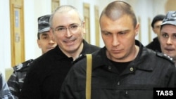 Россияда эълон қилинган ва қилинаëтган амнистиялар¸ Путиннинг хусусий рақиби сифатида кўриладиган Михаил Ходорковскийга нисбатан қўлланилмай келмоқда.