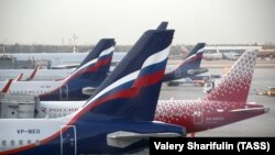 Putnički avioni avio-kompanija Aeroflot i Rossiya parkirani su na aerodromu Šeremetjevo u maju 2021.
