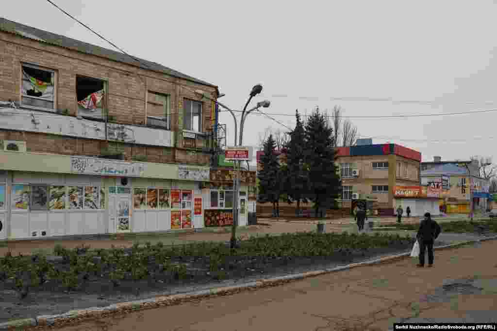 Grad polako oživljava dok nastavljamo šetnju, pojavljuju se ljudi koji nose vodu i hranu. U blizini radi improvizovana pijaca. Deluje skoro kao normalno zimsko jutro u provincijskom istočnom gradu, samo tutnjava obližnjih eksplozija stalno podseća na situaciju u Pokrovsku.&nbsp;
