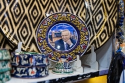 Tanjir sa slikom Islama Karimova u prodavnici suvenira u Samarkandu