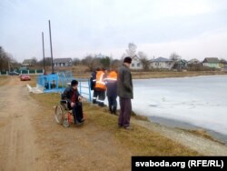 На беразе зьбіраюцца мясцовыя жыхары — паглядзець на здохлую рыбу