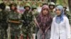 Ujguri su manjina većinom islamske vjeroispovijesti i žive u pokrajini Xinjiang, na sjeverozapadu Kine. (Foto: Ujgurske žene prolaze pored kineskih policajaca u ujgurskom okrugu grada Urumqi u kineskoj regiji Xinjiang, 14. jula 2009.)