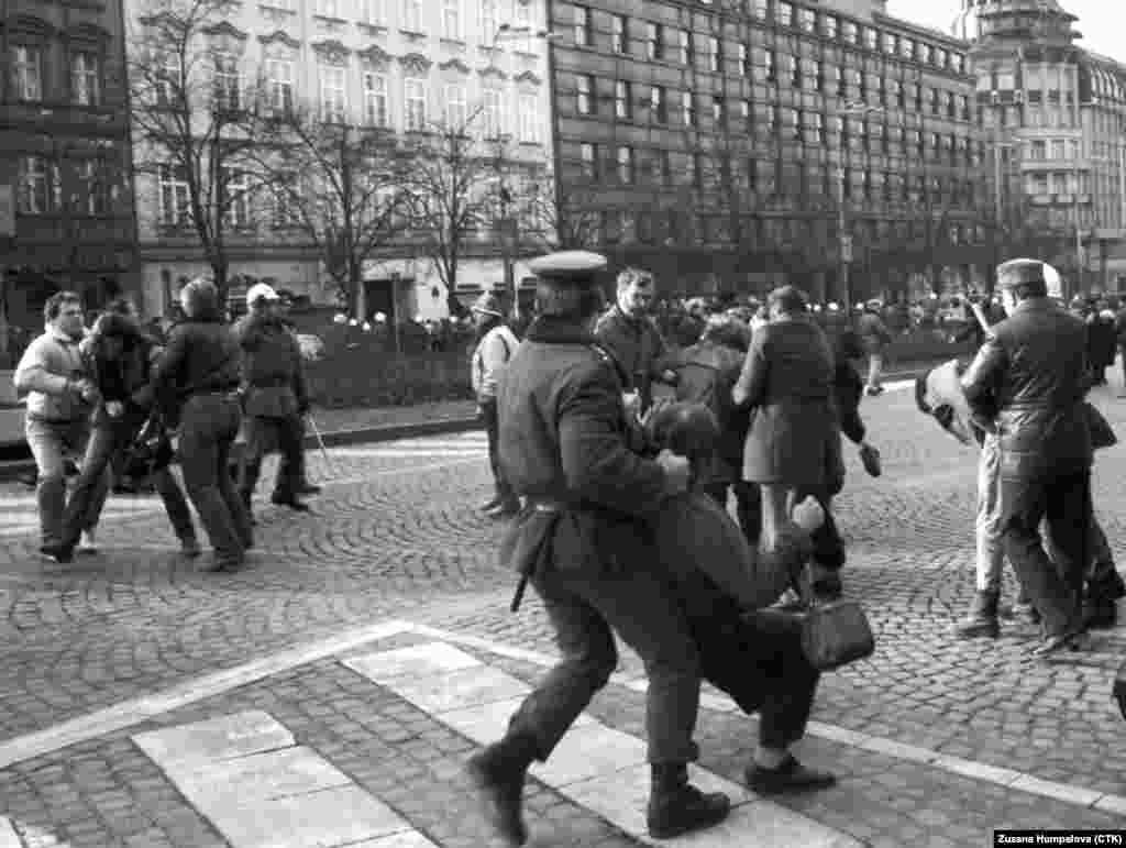 Ilkinji demonstrasiýa 1989-njy ýylyň ýanwar aýynda geçirildi. Çeh studenti Jan Palahyň 1968-nji ýylda sowet goşunlarynyň girizilmegine protest hökmünde özüni oda bermeginiň 20-nji ýyl dönümini bellän protestçilere polisiýa tarapyndan berk gysyş görkezildi. 