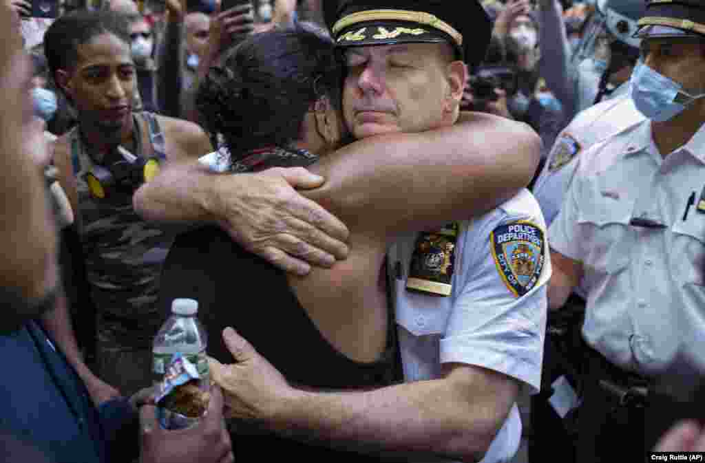 Šef odjela njujorške gradske policije Terence Monahan grli aktivistu tijekom prosvjedne šetnje ulicama New Yorka, 1. lipnja.