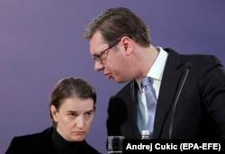 "Jako je teško i oceniti koliki je doprinos same premijerke, a još teže je utvrditi koliki je doprinos samog predsednika države“, ocenjuje Žanetić