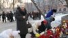 Цветы у сгоревшего клуба "Хромая лошадь" в Перми