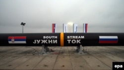 
Simbolična gasna cev prikazana prilikom početka izgradnje gasovoda "Južni tok", postavljena u blizini sela Šajkaš u Vojvodini, 24. novembra 2013. godine. Projekat je obustavljen krajem 2014. zbog protivljenja Evropske unije. 