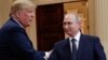 Президентът на САЩ Доналд Тръмп и президентът на Русия Владимир Путин се ръкуват в края на съвместна пресконференция в президентския дворец в Хелзинки, Финландия, 2018 г. 