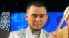 Айтыстың жеңімпазы Мұхтар Ниязов "Алтын домбыраны" ұстап тұр. Астана, 9 желтоқсан 2012 жыл. (Суретті түсірген Өркен Жоямерген). 
