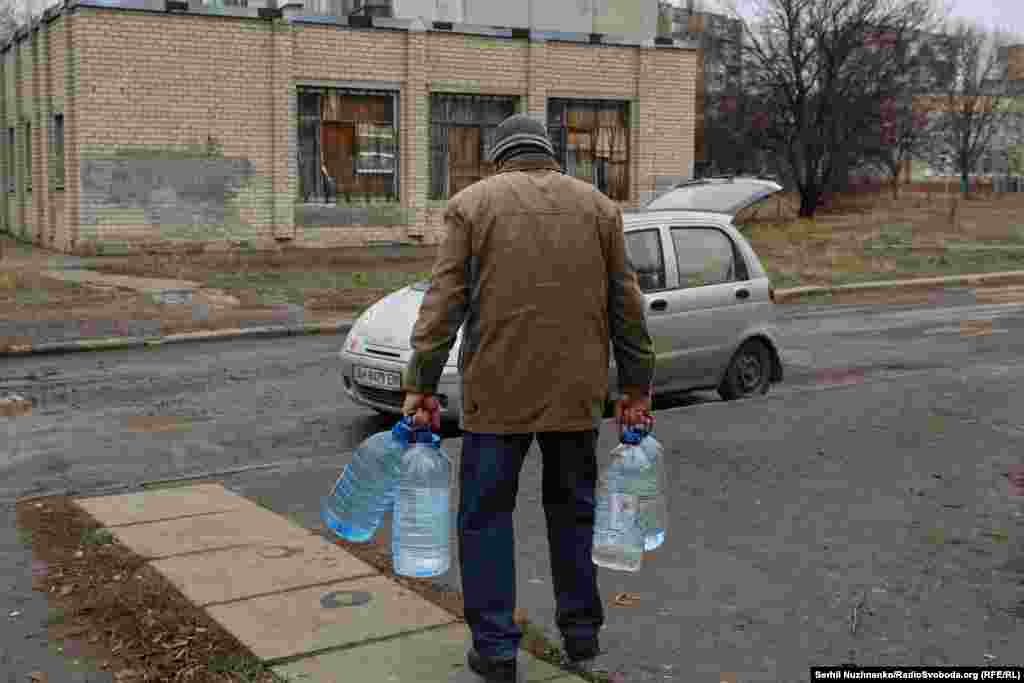 Anton je došao po vodu na svoj slobodan dan. On je evakuisao svoju porodicu, ali je ostao da radi u rudniku u Pokrovsku koji je još bio u funkciji početkom decembra. &quot;Mislim da svi razmišljaju o odlasku. Samo oni koji čekaju (rusko preuzimanje) nisu&quot;, kaže on. &quot;Nadam se da će ih (ukrajinska vojska) oterati i da možemo da nastavimo da živimo ovde.&quot;