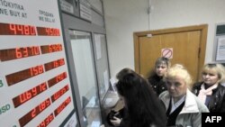 Արժույթի փոխանակման կետ Մինսկում: Այս տարվա մայիսի կեսերին Բելառուսի ազգային արժույթը կտրուկ` գրեթե 50 տոկոսով արժեզրկվեց դոլարի նկատմամբ: