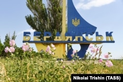 Стела на в’їзді до міста Бердянська Запорізької області, 18 червня 2022 року