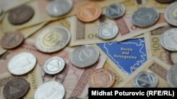 'Ako se vlast ne odriče rashoda, a firme i građani zbog smanjenih ekonomskih aktivnosti, manje plaćaju poreze, mora se pojaviti budžetska rupa koju jedino neko izvana može da zakrpi', konstatuje Domljan (na fotografiji bh. valuta, konvertibilna marka)