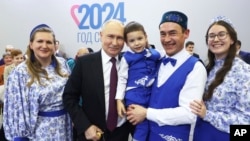 Ruski predsjednik Vladimir Putin pozira s učesnicima događaja "Rođaci i voljeni" u okviru Foruma ruske porodice u Moskvi, 23. januara 2024.