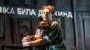 Молодший брат Толік (актор Дмитро Олійник) не виїхав із рідного містечка, коли розпочалася війна на сході України.&nbsp;Залишився поруч із мамою захищати свою землю. Після її смерті не може визначитися, що робити. Навіть не знає, як її поховати&nbsp;