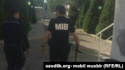 Сотрудники Бюро принудительного исполнения, вооруженные дубинками. 