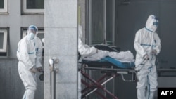 Китай: больные и врачи одеты в специальную "противовирусную" одежду, 20 января 2020 года