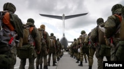 Militari ruși îmbarcându-le la bordul unui Iliușin Il-76 la exercițiile Zapad din 2021, în regiunea Kaliningrad.