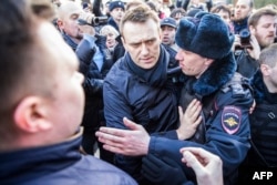 Policija je privela kritičara Kremlja Alekseja Navaljnog (u sredini) tokom skupa protiv korupcije u centru Moskve 26. marta 2017.
