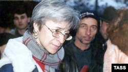 Novinarka lista Nova gazeta Ana Politkovskaja u selu Hatuni razgovara sa ruskim padobrancima, 21. februar 2001.