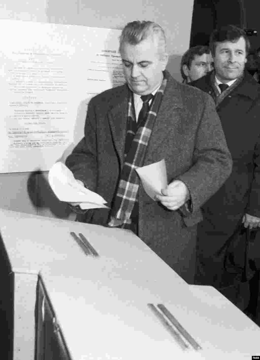 Kravčuk daje svoj glas u Kijevu. Kravčuk bi dobio 61,6 odsto glasova i postao prvi predsednik Ukrajine. Pratio ga je Čornovil sa 23,3 odsto. &nbsp;