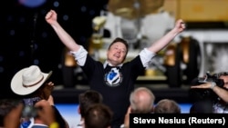 Vlasnik SpaceKs-a Elon Musk slavi nakon lansiranja rakete SpaceK. Kejp Kanavrel, Florida, maj 2020. 