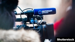 Potez protiv Current Timea uslijedio je nakon što je odbio ispuniti naredbu Roskomnadzora da mreža na ruskom jeziku koju vodi RSE/RL u suradnji s VOA-om ukloni sve informacije o tekućoj ruskoj invaziji na Ukrajinu