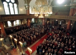 Članovi bugarske jevrejske zajednice tokom službe u Sinagogi u Sofiji 1997. godine, u znak sjećanja na šest miliona Jevreja ubijenih tokom Drugog svjetskog rata