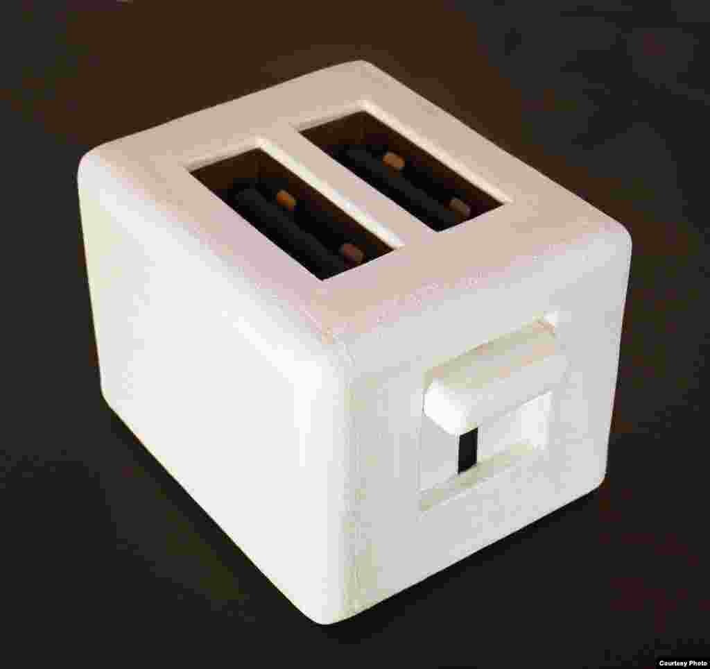 №010. Виктор Линский. Тостер-USB. Проект «Смарт-фуд». 2011. Пенопласт, картон, акрил. 19×27×21 см. © Автор