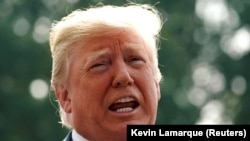 Президент США Дональд Трамп общается с репортерами у Белого дома, август 2018