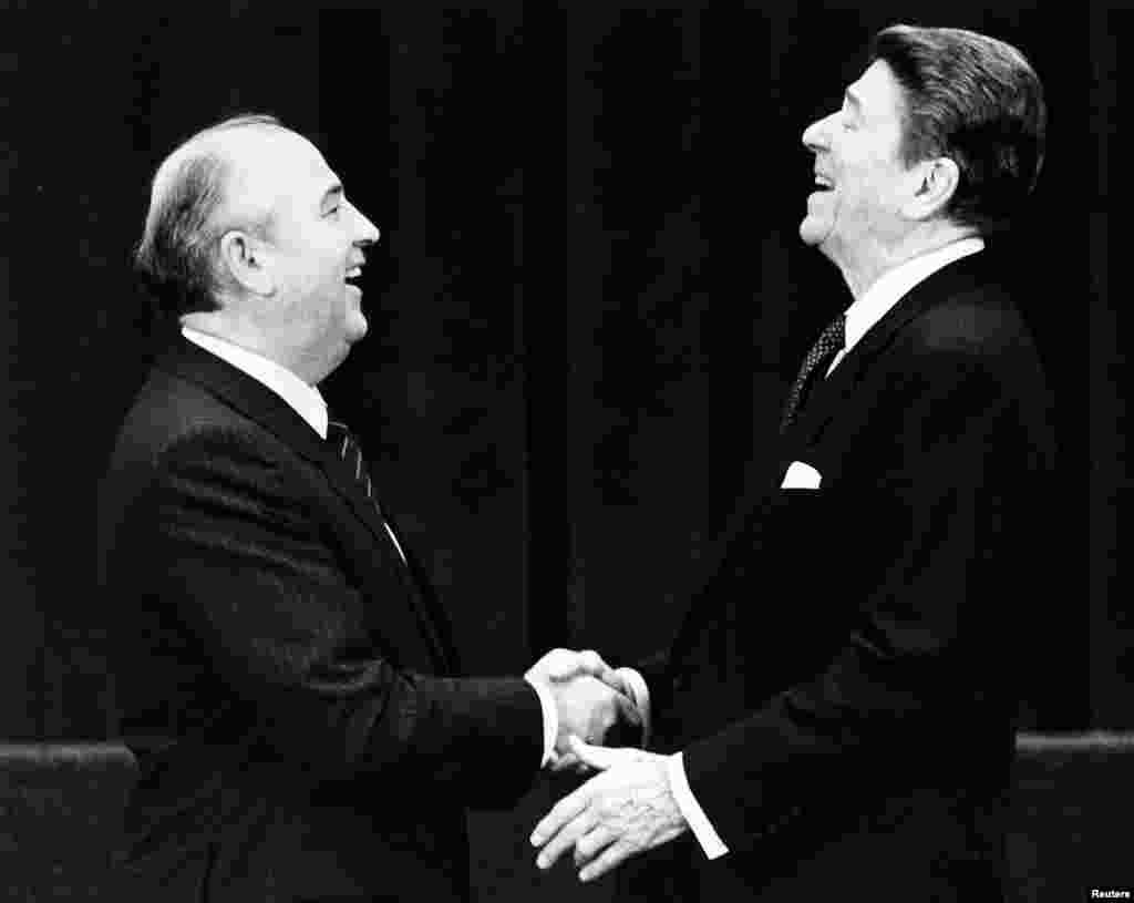 Njegov prvi susret sa američkim predsjednikom Ronaldom Reaganom, Ženeva, 19. novembar 1985. godine.