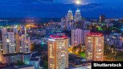 Після обстрілу у Дніпрі в інтернеті, зокрема на російських пабліках, з’явилося відео моменту влучання ракети