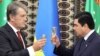 Türkmenistanyň prezidenti Gurbanguly Berdimuhamedow (sagda) we Ukrainanyň prezidenti Wiktor Ýuşenko Aşgabatda bolan gol çekişlik dabarasynda, 15-nji sentýabr, 2009 ý. 