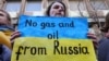 Uprkos pokušajima da se smanji oslanjanje na ruske izvore, Evropa nastavlja da kupuje naftu i gas. Demonstracije protiv ruskeinvazije na Ukrajinu u Briselu, 11. mart 2022. 