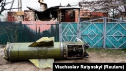 Унаслідок обстрілу пошкоджене приватне подвір’я. Фото ілюстративне 