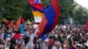 Протестующие на проспекте Баграмяна с ликованием встречают решение о заморозке тарифа на электроэнергию