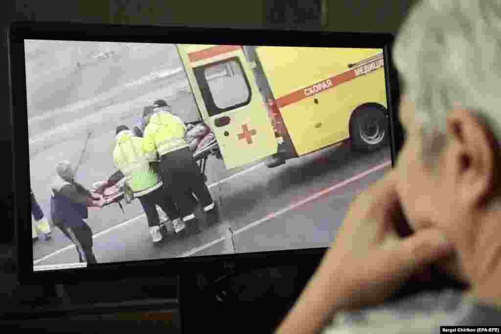 Video na društvenim mrežama koji prikazuje kako lekari hitne pomoći Navaljnija na nosilima unose u ambulantno vozilo nakon što se ozbiljno razboleo usled sumnje da je otrovan na letu od Tomska do Moskve 20. avgusta 2020.
