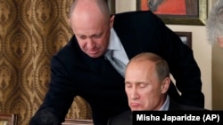 Vjeruje se da Vagner grupu vodi ruski biznismen Jevgenij Prigožin, blizak saradnik predsjednika Vladimira Putina (na fotografiji Prigožin i Putin)