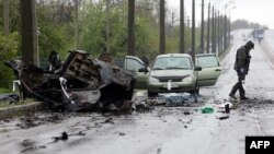 Внаслідок обстрілу пошкоджено автомобіль, в якому перебували троє людей – одна жінка померла на місці, інша жінка та чоловік отримали поранення. Ілюстративне фото 
