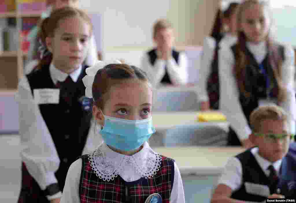 Tradicionalne ceremonije na početku školske godine u Jekaterineburgu, Rusija. Škole širom Rusije mjere tjelesnu temperature učenicima na ulasku, koriste skenere za čelo i koriste antiseptičke sprejeve i lampe za dezinfekciju. &nbsp;