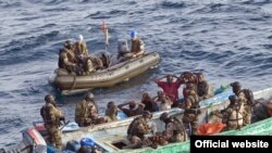 Архівне фото: французькі морські піхотинці захоплюють піратів