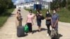 Волонтеры у Гудаутского ковид-госпиталя