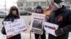 Петр Войс на пикете в поддержку Кадырова. Гвоздику пришлось пририсовать