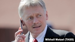 Dmitrij Peskov, portparol Kremlja, tokom obeležavanja Dana pobede na Crvenom trgu u Moskvi, 24. juna 2020.