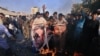 Demonstranti u Pešavaru u Pakistanu pale sliku predsednika Francuske Emanuela Makrona
